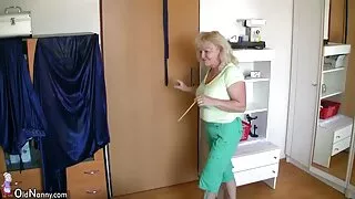 Garota jovem e simpá ...