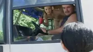 Garota de cabelos lo ...